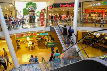 Lookentor Lingen Einkaufszentrum mit Rolltreppe, Geschäften, Cafés und vielen Besuchern auf zwei hellen Ebenen