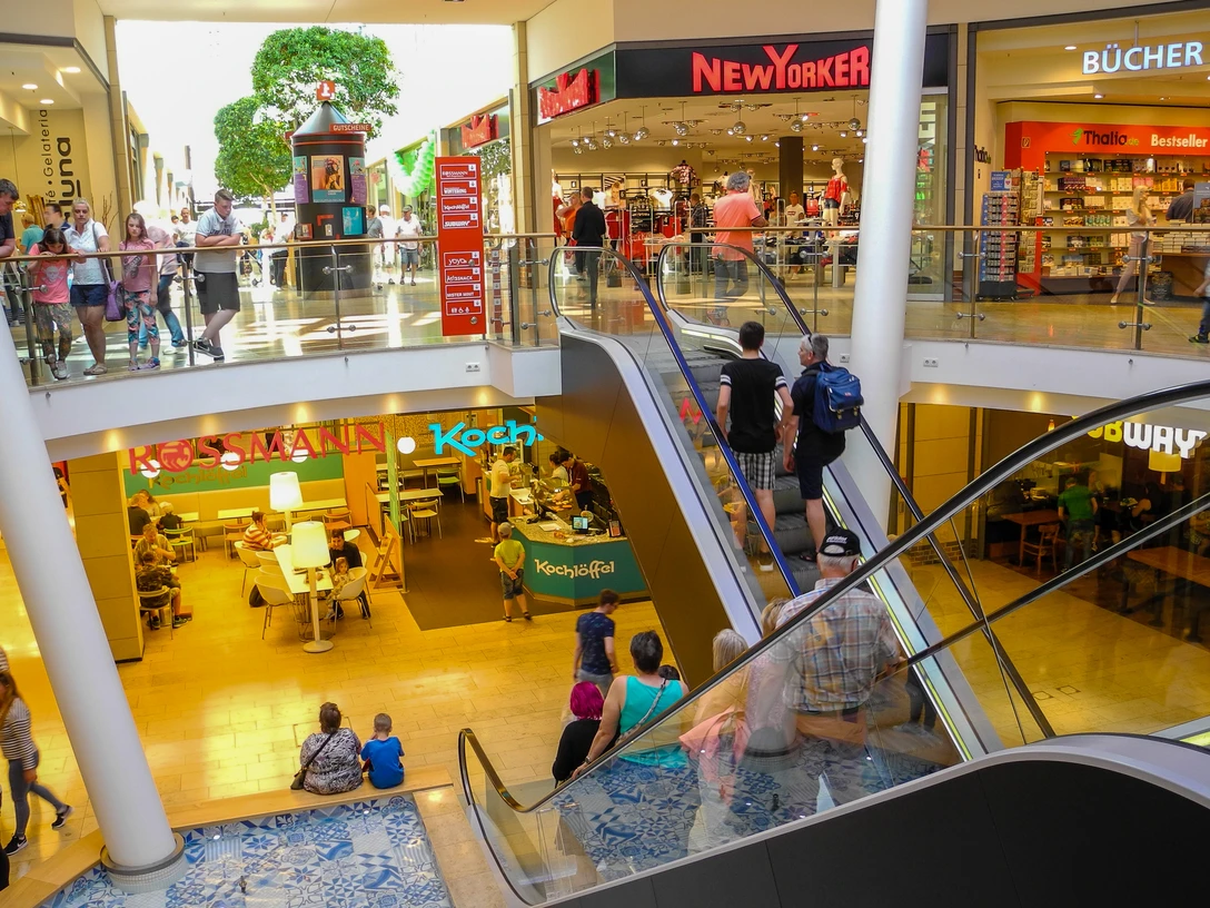 Lookentor Lingen Einkaufszentrum mit Rolltreppe, Geschäften, Cafés und vielen Besuchern auf zwei hellen Ebenen