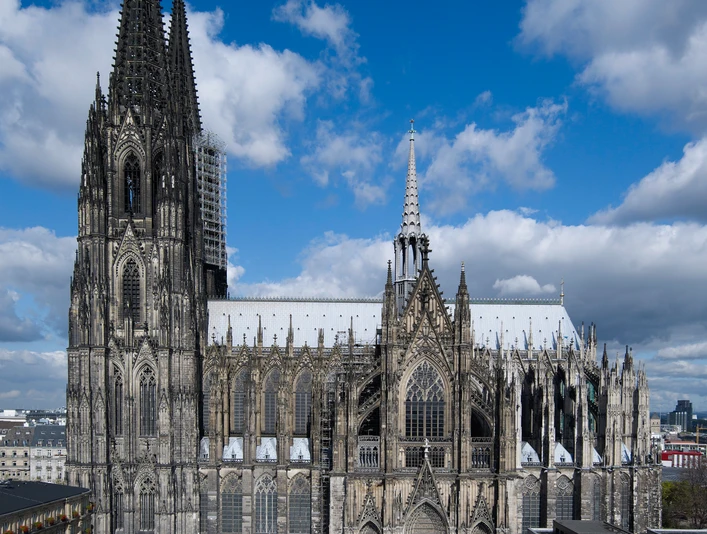 Kölner Dom Kölner Dom in Köln: majestätische gotische Kathedrale mit zwei prächtigen Türmen unter blauem Himmel.Cologne Cathedral in Cologne: majestic Gothic cathedral with two magnificent towers under a blue sky.