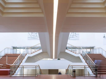 Museum Ludwig Ein beeindruckendes Treppenhaus im Museum Ludwig mit symmetrischen Stufenanlagen und klarer Linienführung.An impressive staircase in the Museum Ludwig with symmetrical steps and clear lines.