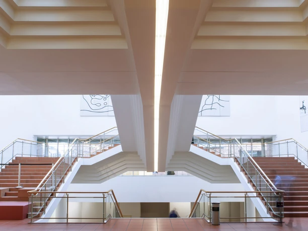 Museum Ludwig Ein beeindruckendes Treppenhaus im Museum Ludwig mit symmetrischen Stufenanlagen und klarer Linienführung.