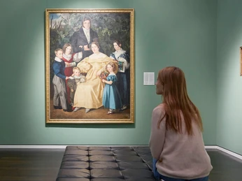 Wallraf-Richartz-Museum & Fondation Corboud Eine Frau betrachtet ein großes Bild in einem MuseumA woman looks at a large painting in a museum