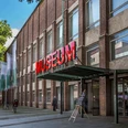 Museum of Applied Arts Cologne Das Bild zeigt die Fassade des Museums für Angewandte Kunst Köln mit auffälliger roter Neonschrift.The picture shows the façade of the Museum of Applied Arts Cologne with striking red neon lettering.
