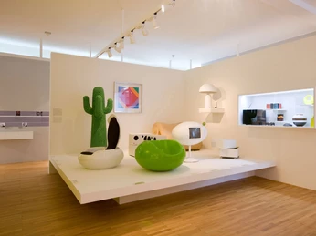 Museum für Angewandte Kunst Köln Der Ausstellungsraum zeigt Möbel mit futuristischem Design, darunter Sessel und skulpturale Objekte.The showroom displays furniture with a futuristic design, including armchairs and sculptural objects.