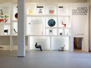 Museum für Angewandte Kunst Köln Die Designabteilung im Museum für Angewandte Kunst Köln zeigt in einem großen Regal moderne und ikonische Designstühle. Leuchtende Farben und klare Linien reflektieren die Vielfalt und Kreativität im Dialog von Kunst und Design.The design department at the Museum of Applied Arts Cologne displays modern and iconic design chairs on a large shelf. Bright colors and clear lines reflect the diversity and creativity in the dialogue between art and design.