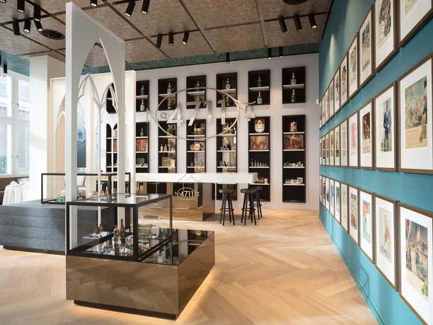4711 Dufthaus Eleganter Showroom im 4711-Dufthaus mit Parfümflaschen, blauen Wänden und stilvoller Präsentation.