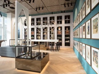 4711 Fragrance house Eleganter Showroom im 4711-Dufthaus mit Parfümflaschen, blauen Wänden und stilvoller Präsentation.Elegant showroom in the 4711 fragrance house with perfume bottles, blue walls and stylish presentation.
