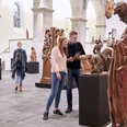 Museum Schnütgen Cologne Besucher*innen betrachten Skulpturen in einem hell erleuchteten Raum des Museum Schnütgen in Köln.Visitors view sculptures in a brightly lit room at the Museum Schnütgen in Cologne.