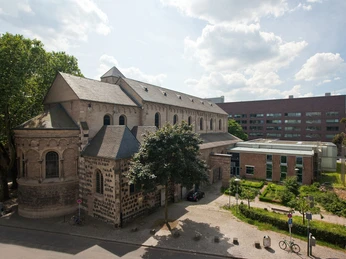 Museum Schnütgen Köln Das Bild zeigt das Museum Schnütgen in Köln, eine romanische Kirche mit modernen Ergänzungen.The picture shows the Schnütgen Museum in Cologne, a Romanesque church with modern additions.