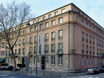 NS Dokumentationszentrum Das NS-Dokumentationszentrum Köln zeigt ein steinernes Gebäude aus der Gründerzeit, das durch seine klare Linienführung und vielen Fenster besticht.