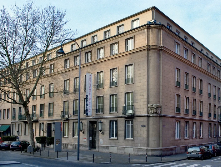 NS Dokumentationszentrum Das NS-Dokumentationszentrum Köln zeigt ein steinernes Gebäude aus der Gründerzeit, das durch seine klare Linienführung und vielen Fenster besticht.The NS Documentation Center in Cologne is a stone building from the Wilhelminian era that impresses with its clear lines and many windows.
