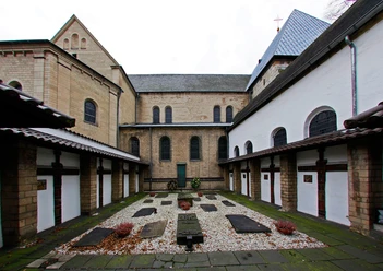 Sankt Georg Innenhof der romanischen Kirche St. Georg in Köln, umgeben von historischen Gebäudestrukturen.