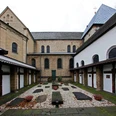 St. George Innenhof der romanischen Kirche St. Georg in Köln, umgeben von historischen Gebäudestrukturen.Inner courtyard of the Romanesque church of St. George in Cologne, surrounded by historic building structures.