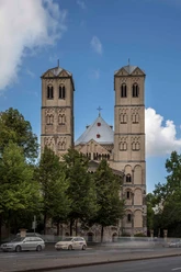 Sankt Gereon Romanische Kirche Sankt Gereon in Köln mit zwei markanten Türmen, umgeben von grünen Bäumen.