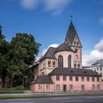 Sankt Maria in Lyskirchen Die romanische Kirche Sankt Maria Lyskirchen in Köln, umgeben von Bäumen und moderner Bebauung.The Romanesque church of St. Maria Lyskirchen in Cologne, surrounded by trees and modern buildings.