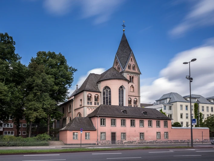 Sankt Maria in Lyskirchen Die romanische Kirche Sankt Maria Lyskirchen in Köln, umgeben von Bäumen und moderner Bebauung.The Romanesque church of St. Maria Lyskirchen in Cologne, surrounded by trees and modern buildings.