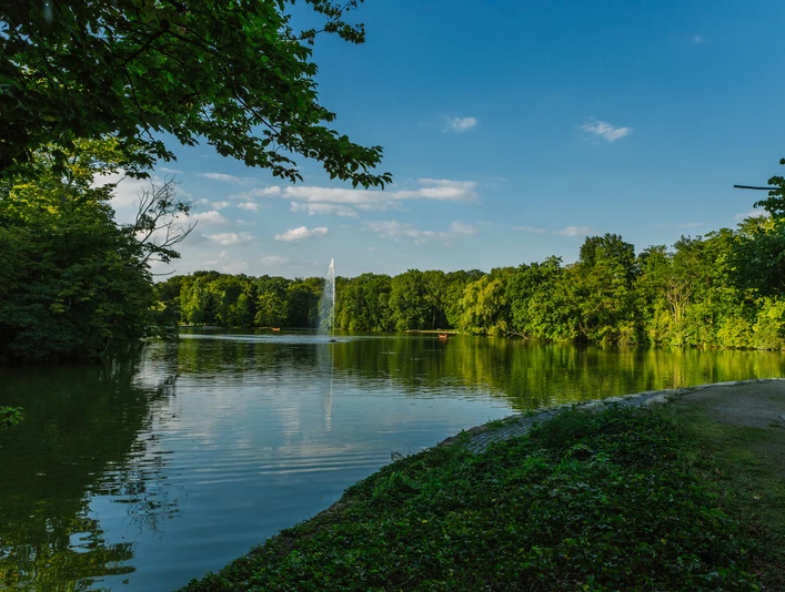 Stadtwald Forest Blick auf einen ruhigen Waldsee im Kölner Stadtwald. Dunkelgrünes Laub spiegelt sich im Wasser.View of a quiet forest lake in Cologne's city forest. Dark green leaves are reflected in the water.