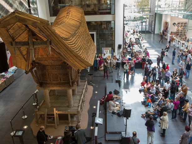 Rautenstrauch-Joest Museum The picture shows the lively foyer of the Rautenstrauch-Joest Museum during a theme day. At the center is a traditional Indian house model made of wood.