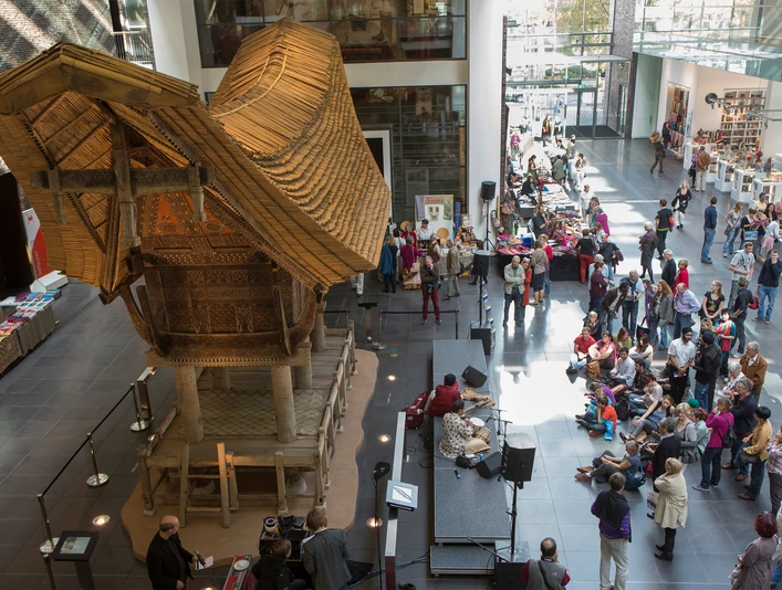 Rautenstrauch-Joest Museum Das Bild zeigt das belebte Foyer des Rautenstrauch-Joest-Museums während eines Themen-Tages. Im Mittelpunkt steht ein traditionelles indiges Hausmodell aus Holz. The picture shows the lively foyer of the Rautenstrauch-Joest Museum during a theme day. At the center is a traditional Indian house model made of wood.