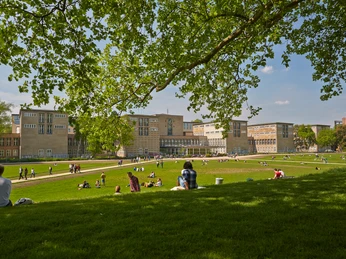 University of Cologne Grüne Wiesen vor dem Hauptgebäude der Universität zu Köln, Menschen entspannen und genießen das Wetter.Green meadows in front of the main building of the University of Cologne, people relaxing and enjoying the weather.