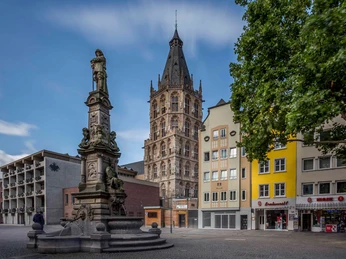 Historisches Rathaus Alter Markt in der Kölner Altstadt mit historischem Brunnen und Rathaus im Hintergrund.Old market in Cologne's old town with historic fountain and town hall in the background.