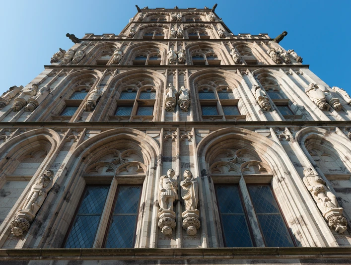 historical town hall Ansicht des Historischen Rathauses in der Altstadt von unten, zeigt den gotischen Baustil mit detailreichen Statuen.View of the historic town hall in the old town from below, showing the Gothic architectural style with detailed statues.