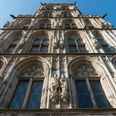 Historisches Rathaus Ansicht des Historischen Rathauses in der Altstadt von unten, zeigt den gotischen Baustil mit detailreichen Statuen.View of the historic town hall in the old town from below, showing the Gothic architectural style with detailed statues.