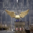 Golden flying car Goldenes Auto mit imposanten Flügeln schwebt über Köln vor dem majestätischen Kölner Dom.Golden car with imposing wings hovers over Cologne in front of the majestic Cologne Cathedral.
