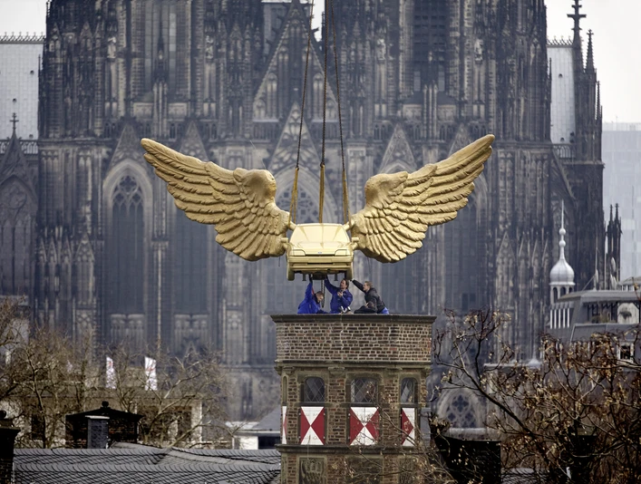 Golden flying car Goldenes Auto mit imposanten Flügeln schwebt über Köln vor dem majestätischen Kölner Dom.Golden car with imposing wings hovers over Cologne in front of the majestic Cologne Cathedral.