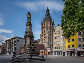 Jan von Werth Monument Auf dem Bild ist der Alte Markt in Köln mit seinem imposanten Rathausturm zu sehen, flankiert von historischen Häuserfassaden und einem beeindruckenden Brunnen im Vordergrund.The picture shows the Old Market in Cologne with its imposing town hall tower, flanked by historic house facades and an impressive fountain in the foreground.