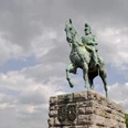 Reiterstandbild Kaiser Friedrich III. Reiterstandbild von Kaiser Friedrich III. in Köln: Ein bronzenes Reiterdenkmal auf einem steinernen Sockel unter dramatischem Himmel.Equestrian statue of Emperor Frederick III in Cologne: a bronze equestrian monument on a stone pedestal under a dramatic sky.