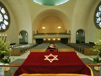 Synagogue Heller Innenraum der Synagoge Roonstraße Köln mit Sternmotiv auf rotem Pulttuch, Bänke symmetrisch.Bright interior of the Roonstraße synagogue in Cologne with star motif on red cloth, symmetrical benches.