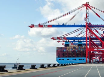 Containerschiff am Kai