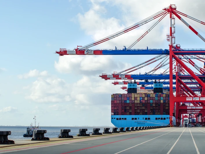 Containerschiff am Kai