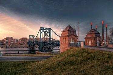 Kaiser-Wilhelm-Brücke mit Brückenwärterhäuschen