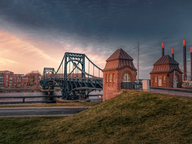 Kaiser-Wilhelm-Brücke mit Brückenwärterhäuschen