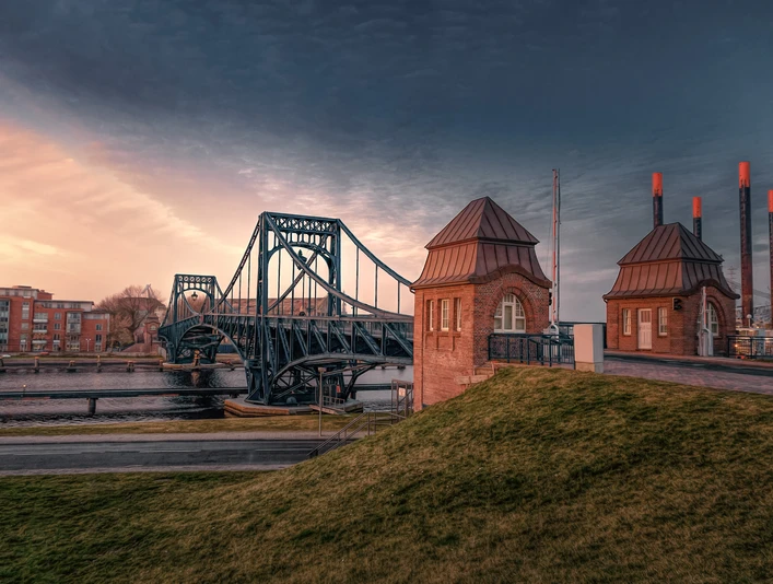 Kaiser-Wilhelm-Brücke mit Brückenwärterhäuschen