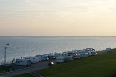 Wohnmobilstellplatz auf dem Fliegerdeich
