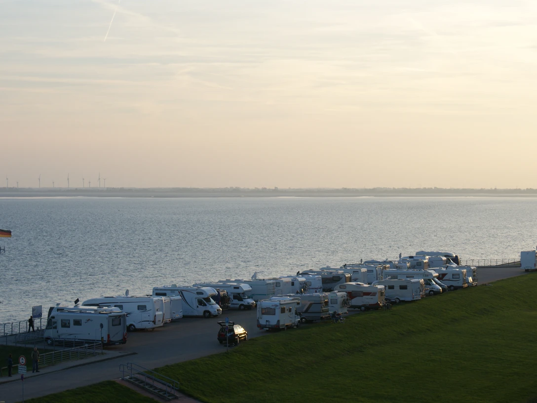 Wohnmobilstellplatz auf dem Fliegerdeich