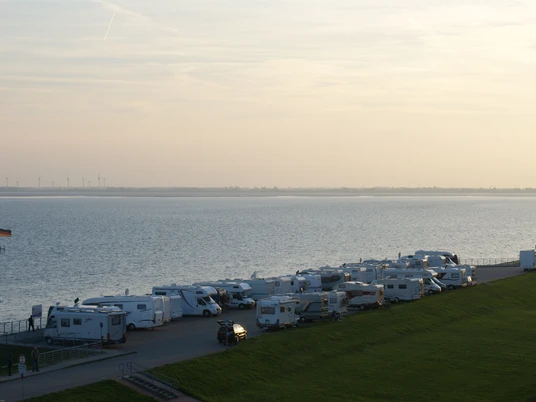 Wohnmobilstellplatz auf dem Fliegerdeich