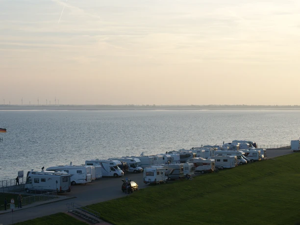 Wohnmobilstellplatz auf dem Fliegerdeich