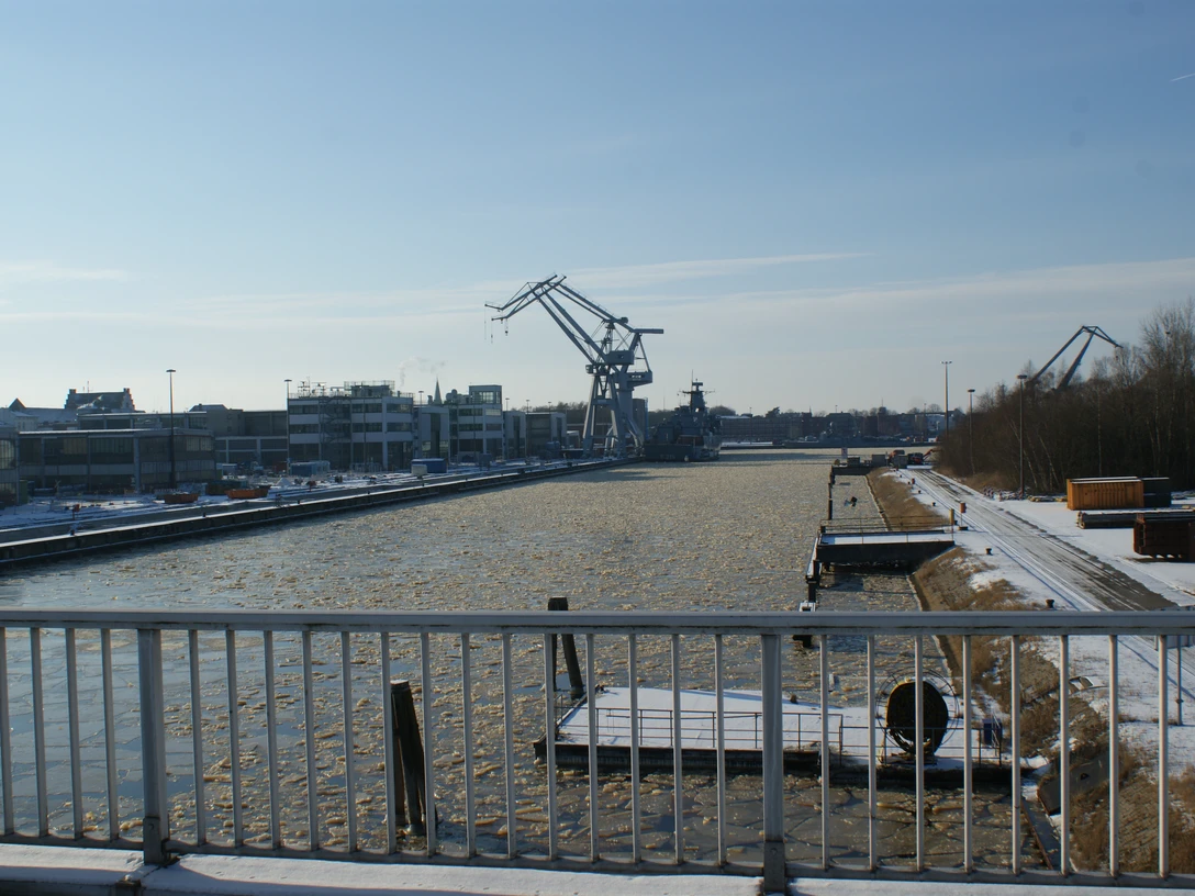 Blick von der Jachmannbrücke Richtung Marinearsenal