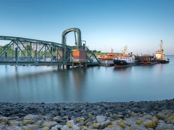 Blick in den Nassauhafen und auf die Nassaubrücke