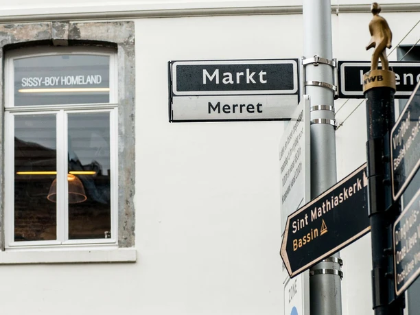 Maastricht Straßenschilder Straßenschild mit der Aufschrift "Markt", darunter steht ein weiteres mit "Merret".