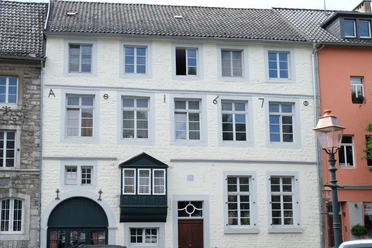 Historisches Gebäude aus dem 17. Jahrhundert mit hellen Putzfassaden, symmetrisch angeordneten Fenstern und einem Erker.