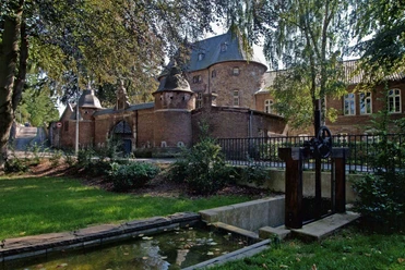 Abteigarten Kornelimünster Historische Backsteinmauer mit Türmen und gepflegter Garten.