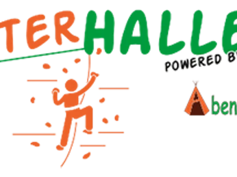 Kletterhalle Abenteuerzeit Logo der Kletterhalle Abenteuerzeit mit kletternder Figur in Orange und grün-orangem Schriftzug.