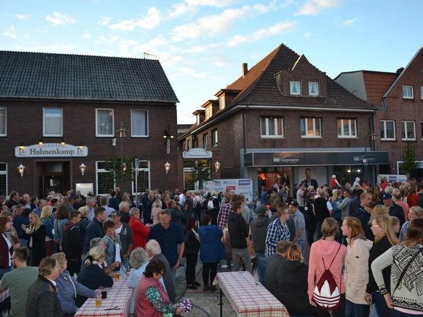 Innenstadt Werlte Menschenmenge bei Abendveranstaltung in der Innenstadt von Werlte vor Backsteinhäusern.
