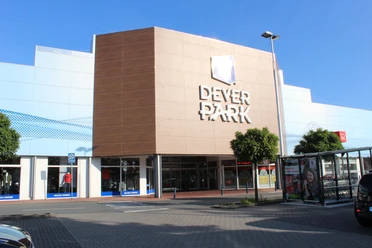 Dever Park Moderne Einkaufspassage mit großem Eingang, heller Fassade und gut zugänglichem Vorplatz.