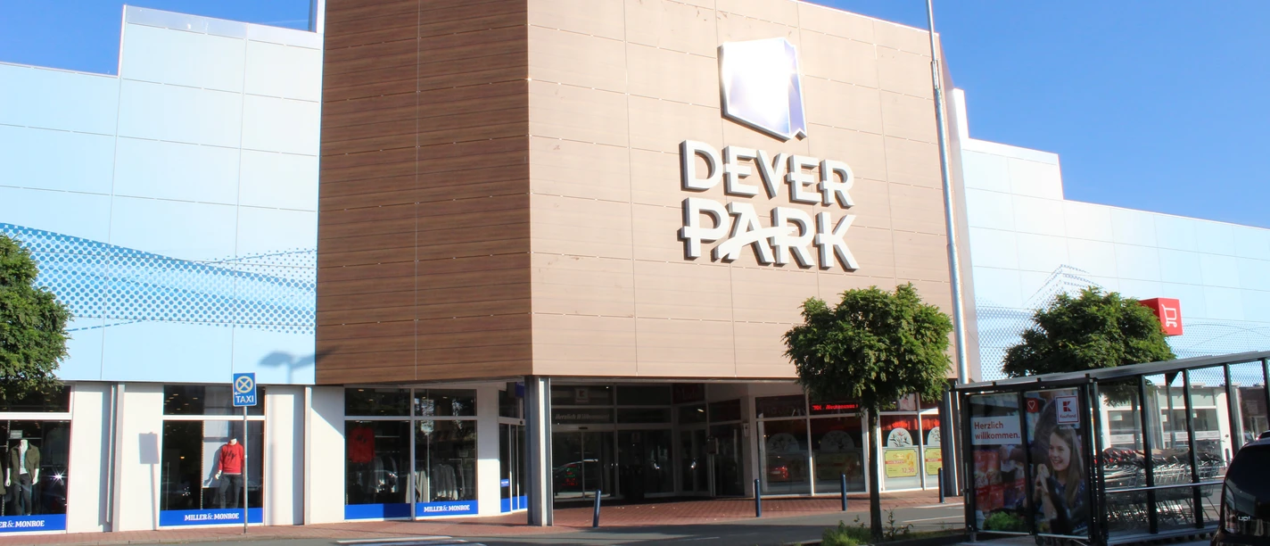 Dever Park Moderne Einkaufspassage mit großem Eingang, heller Fassade und gut zugänglichem Vorplatz.